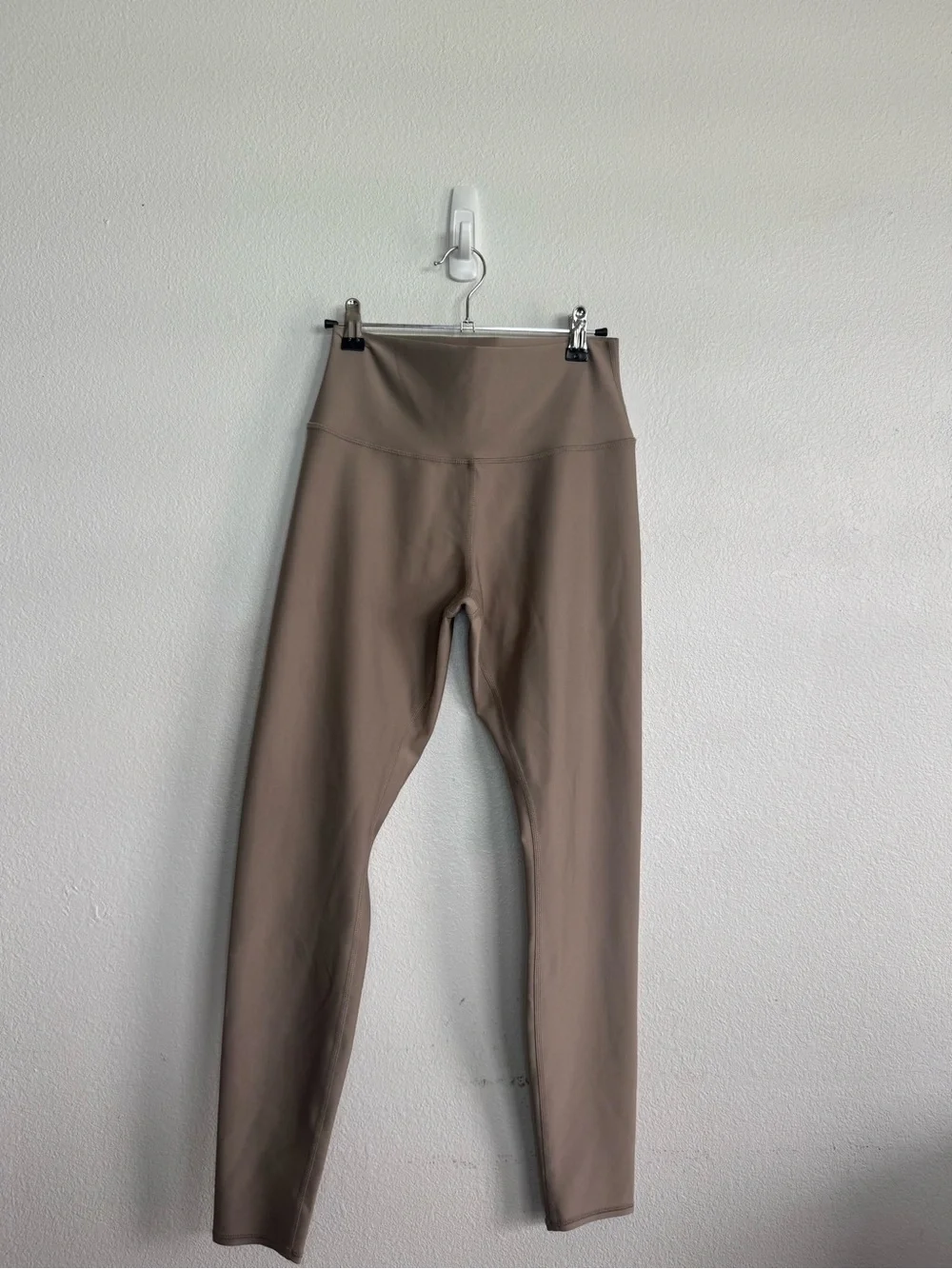 Alo Yoga Airlift Legging in Gravel - Picture 1 of 3